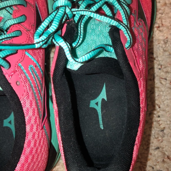 MIZUNO TENNIS SHOES - Picture 6 of 7